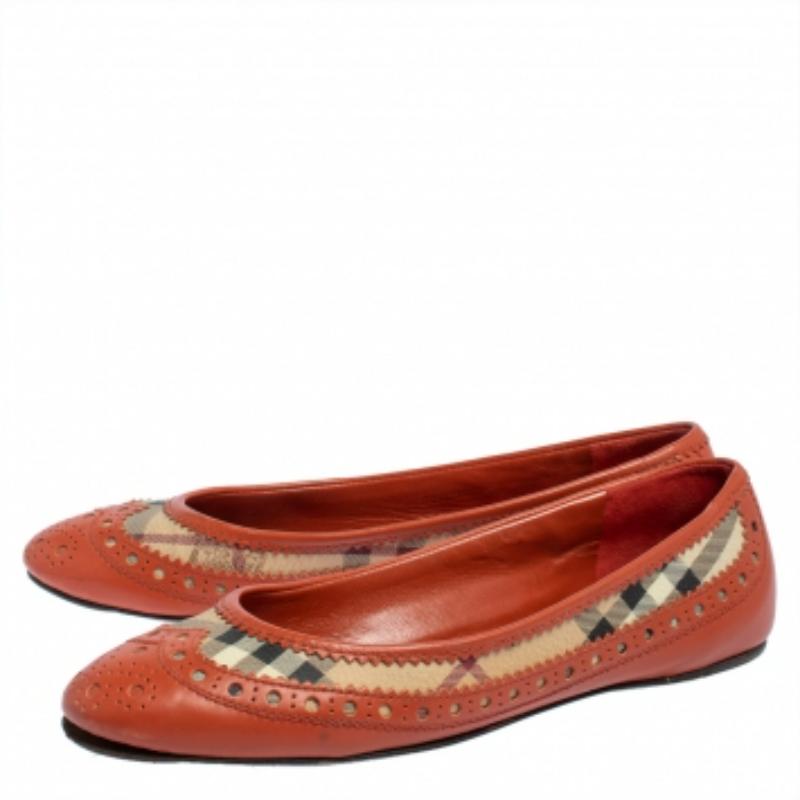 Burberry Brogue Leather And Haymarket Check Canvas Tudor Ballet Flats Size 36 For Sale 2