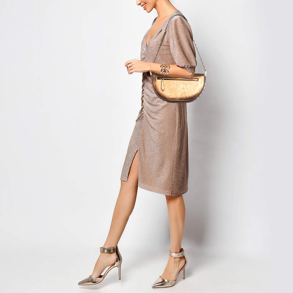 Avec sa forme architecturale, ce sac Burberry Olympia ressemble à un croissant de lune. La signature de la marque sur le devant permet de l'identifier immédiatement et il peut être porté de manière pratique grâce à une bandoulière. Capturant