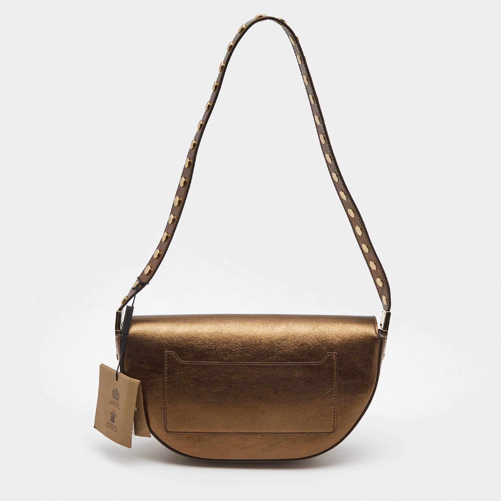 With an architectural shape, this Burberry Olympia bag resembles the crescent moon. The brand signature on the front lends to its instant identification, and it can be carried conveniently with a shoulder strap. Capturing the essence of feminity, it