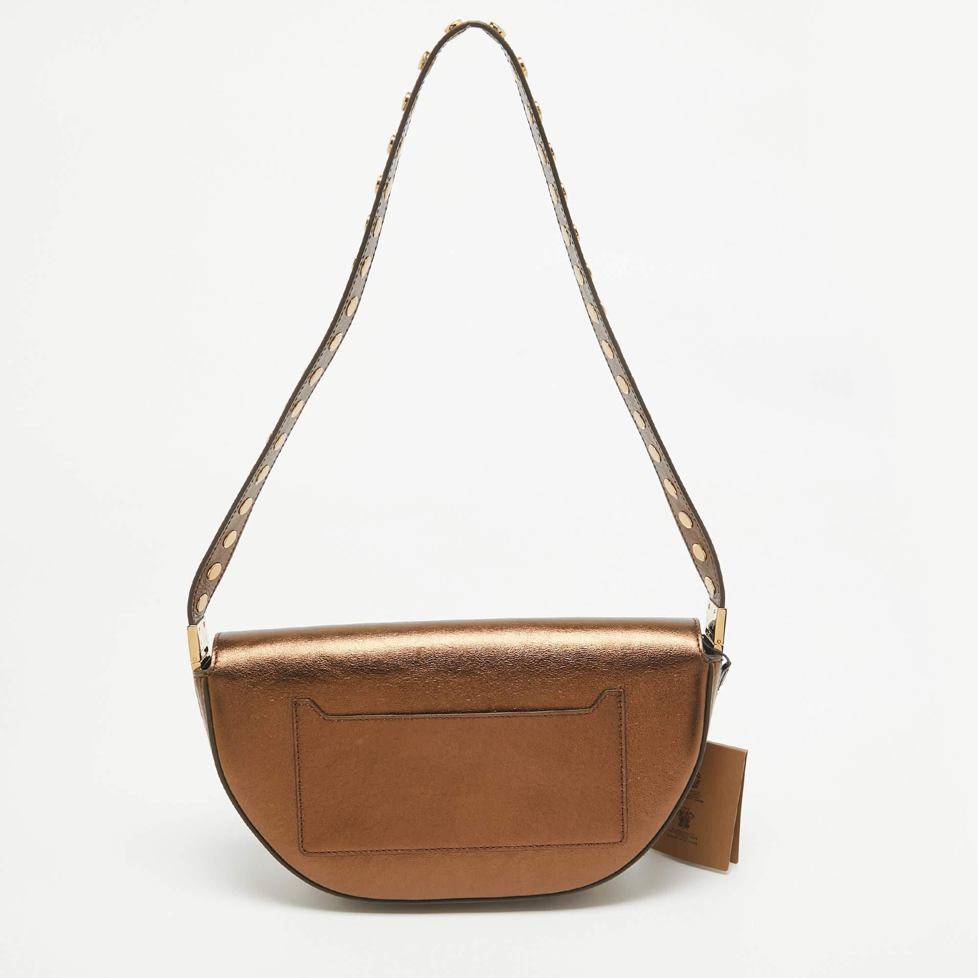 Burberry - Petit sac à bandoulière en cuir bronze clouté Olympia Excellent état - En vente à Dubai, Al Qouz 2