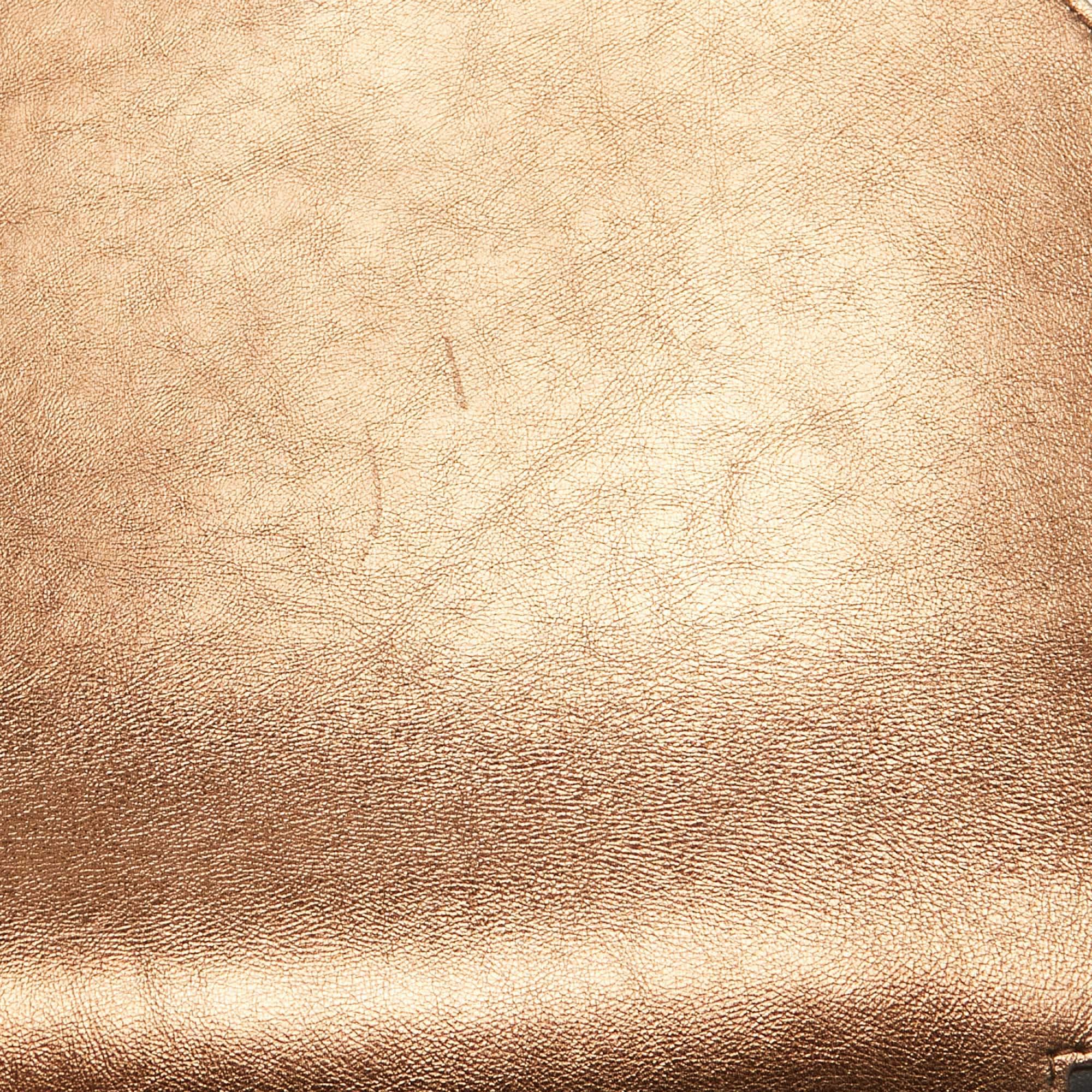 Burberry - Petit sac à bandoulière en cuir bronze clouté Olympia Pour femmes en vente