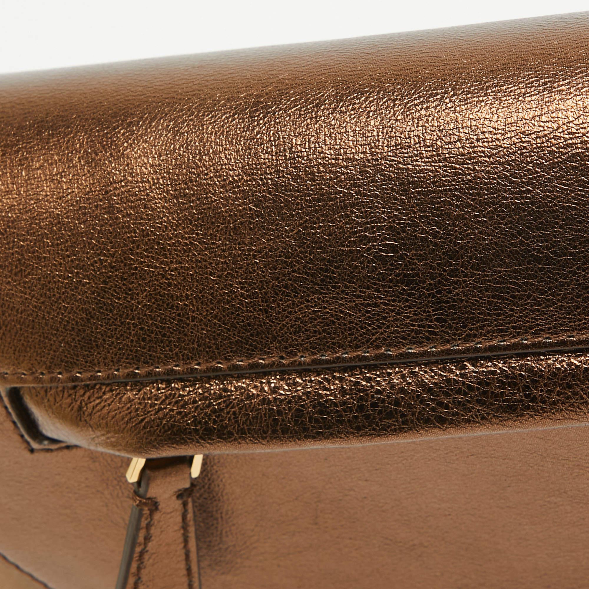 Burberry - Petit sac à bandoulière en cuir bronze clouté Olympia en vente 1