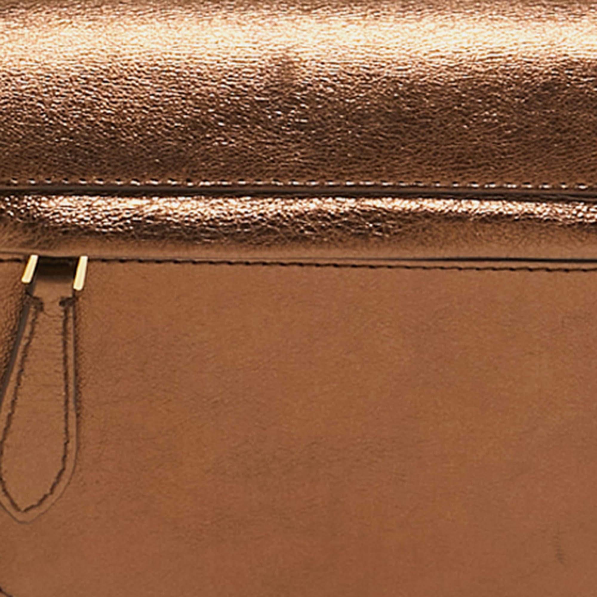 Burberry - Petit sac à bandoulière en cuir bronze clouté Olympia en vente 3