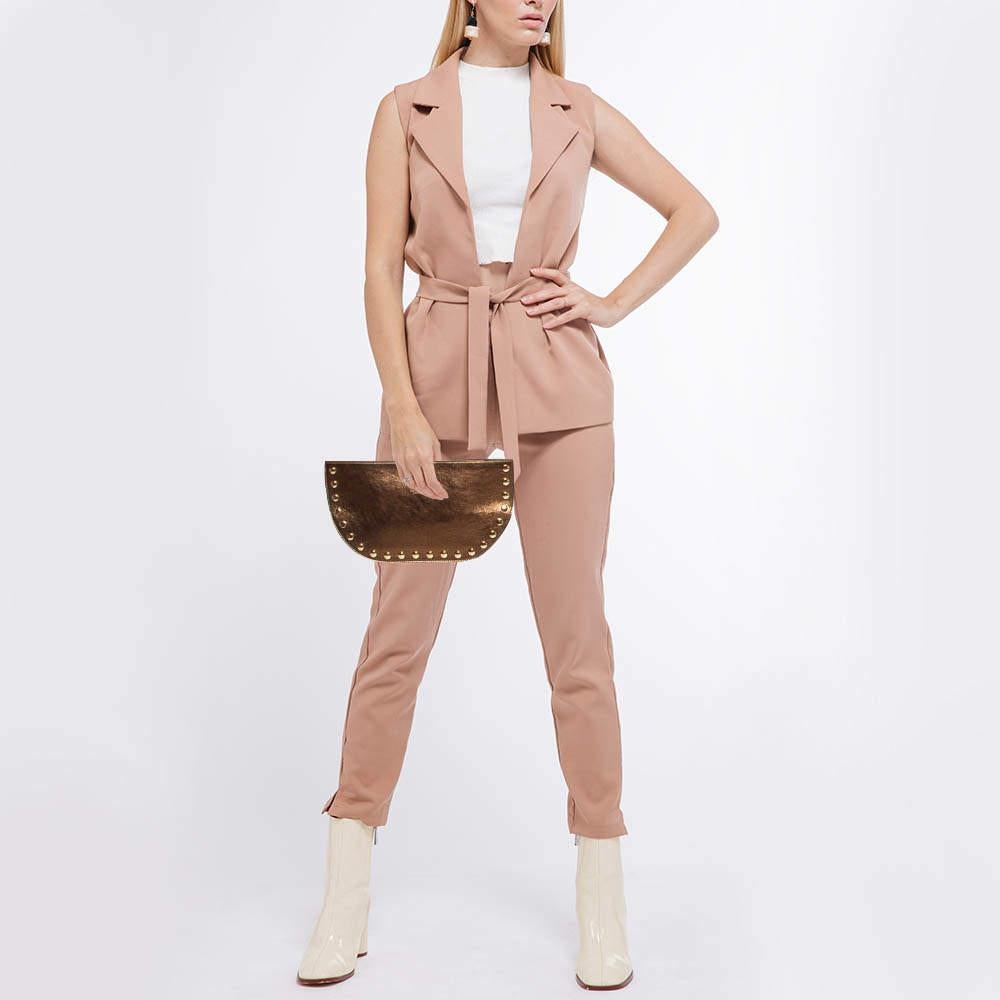 Realizzata con materiali di qualità, il tuo guardaroba non può fare a meno di questa bellissima clutch firmata. Dai il meglio di te in ogni occasione con questa elegante pochette che promette di elevare il tuo ensemble.