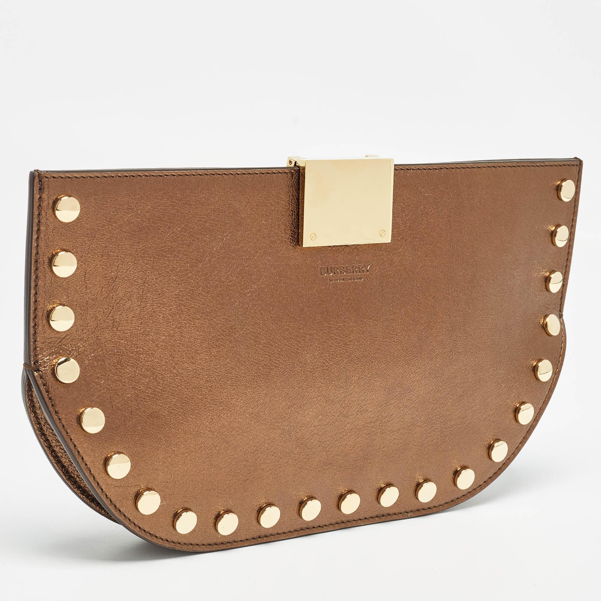 Marrone Burberry Clutch Olympia con borchie in pelle di bronzo in vendita