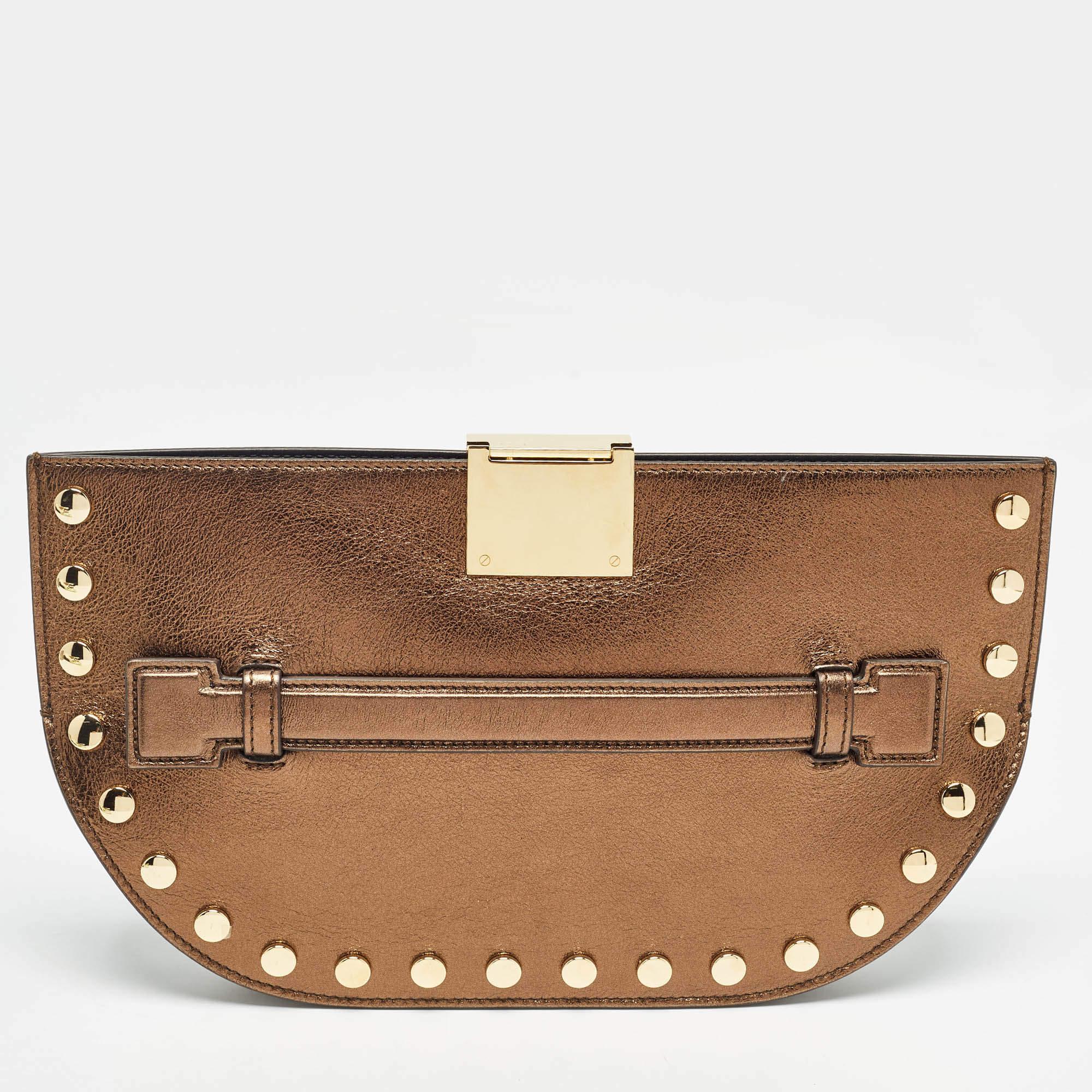 Burberry Clutch Olympia con borchie in pelle di bronzo In condizioni ottime in vendita a Dubai, Al Qouz 2