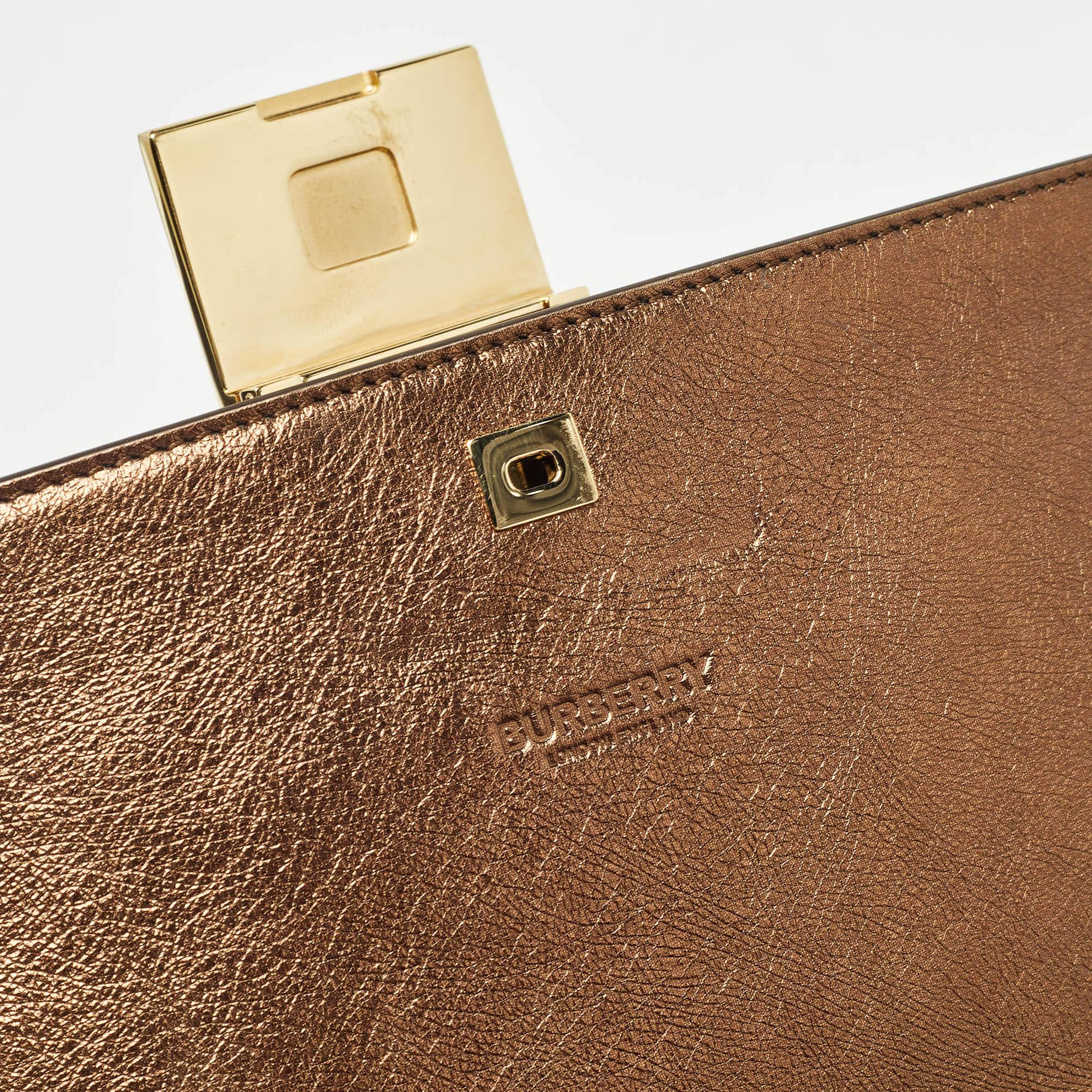 Burberry Clutch Olympia con borchie in pelle di bronzo in vendita 1