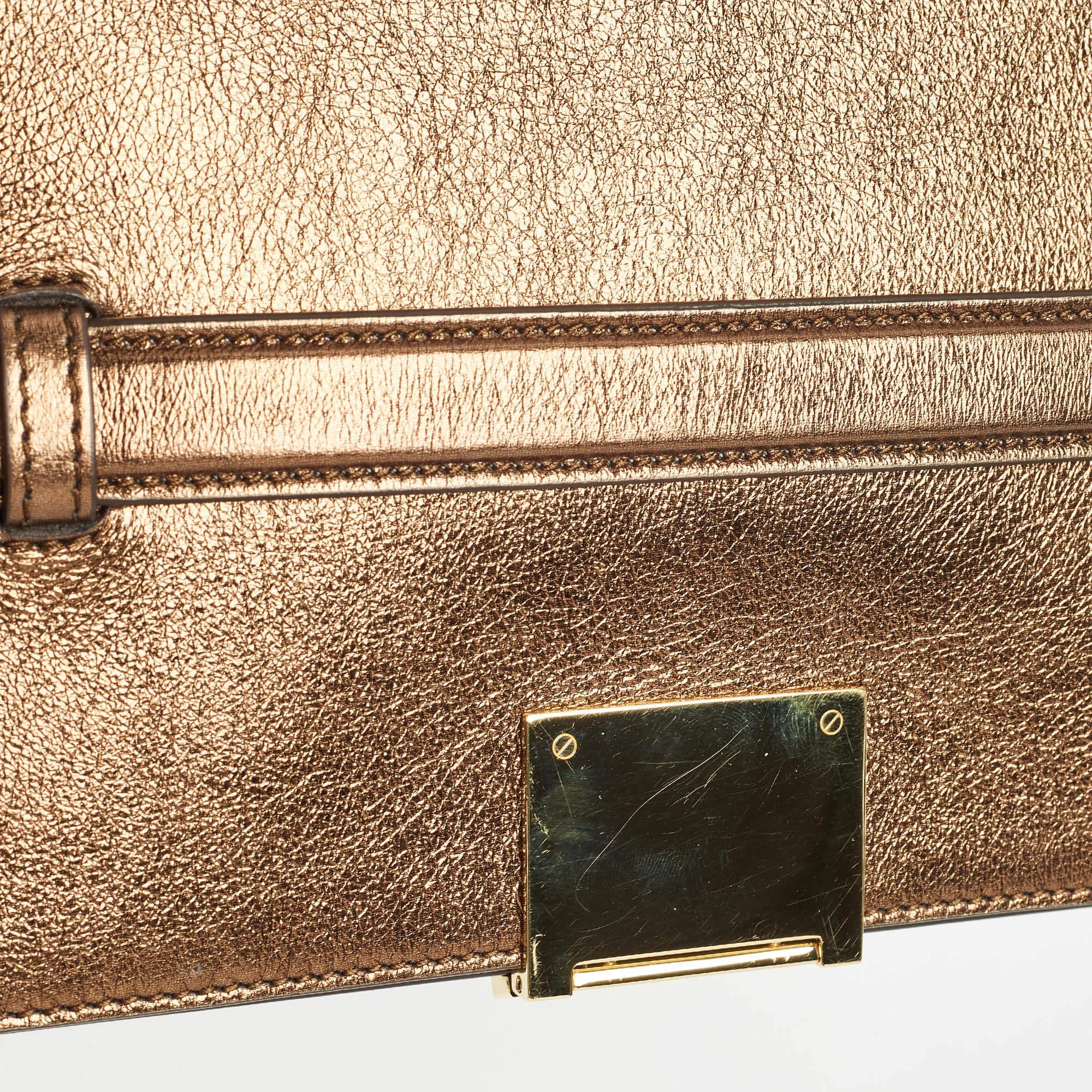 Burberry Clutch Olympia con borchie in pelle di bronzo in vendita 2