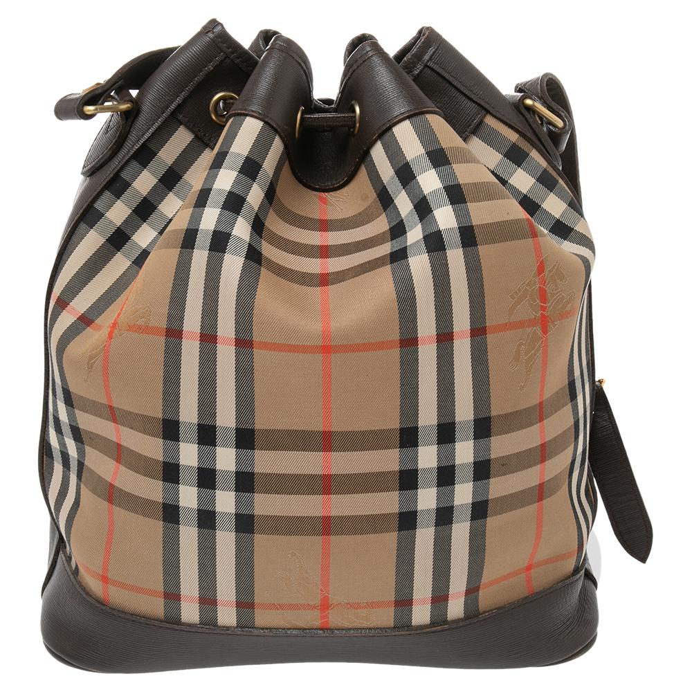 Know to create stylish, sophisticated, and timeless designs, Burberry is a brand worth investing in. The bags that come from this brand's atelier are exquisite. This creation bag is no different. Crafted from Haymarket canvas and leather it comes in