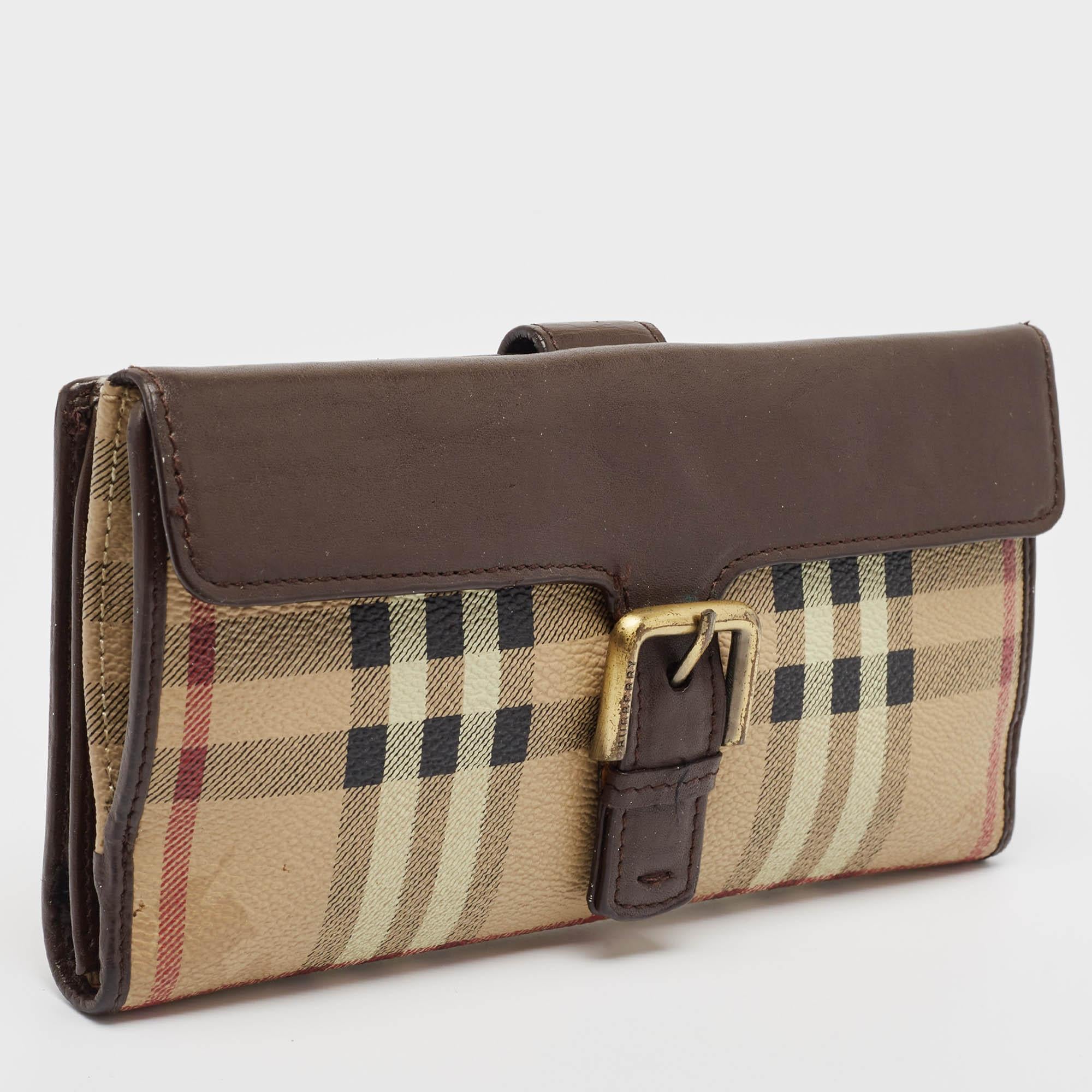 Donna Portafoglio continentale Burberry marrone/beige Haymarket in PVC e pelle con fibbia in vendita