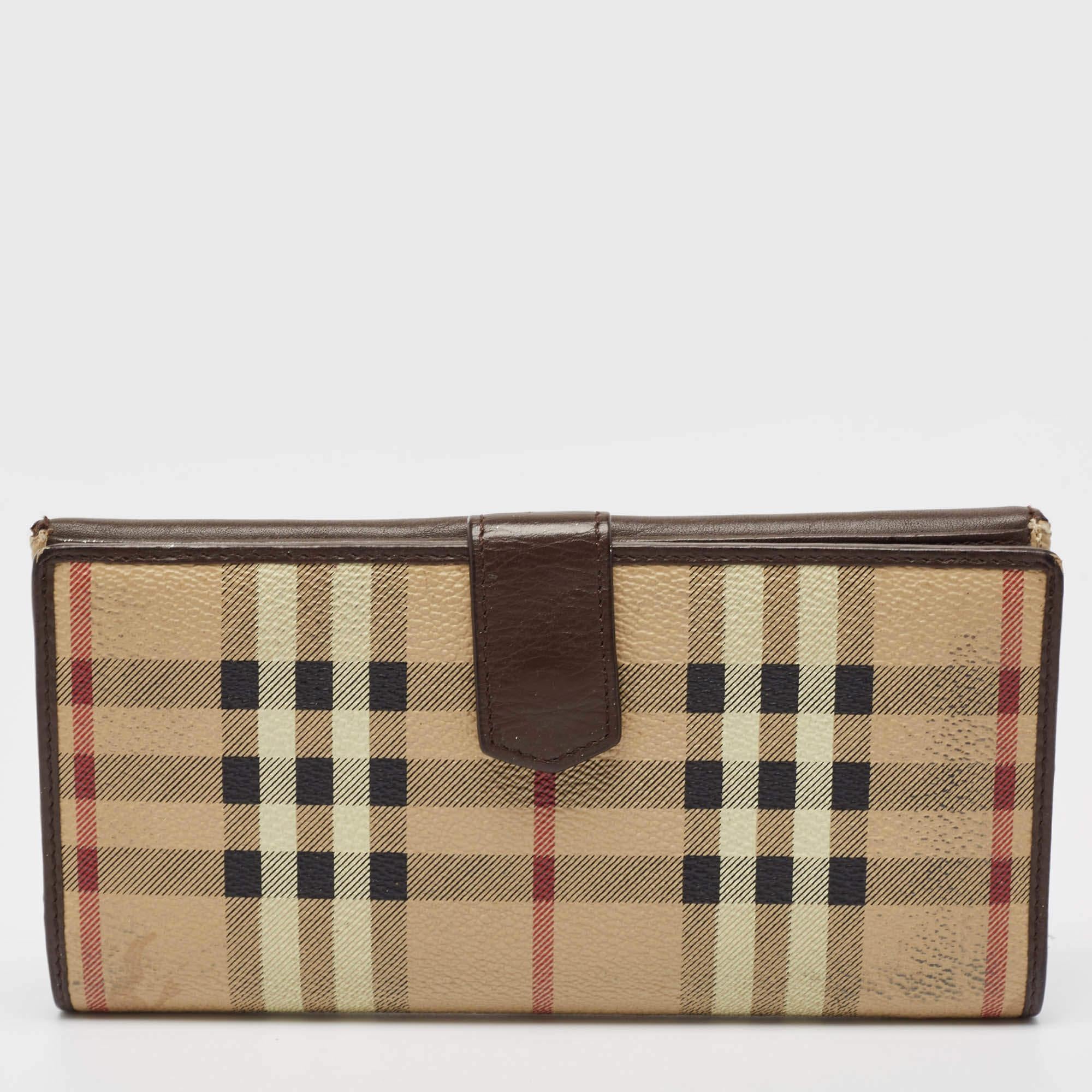 Portafoglio continentale Burberry marrone/beige Haymarket in PVC e pelle con fibbia in vendita 1