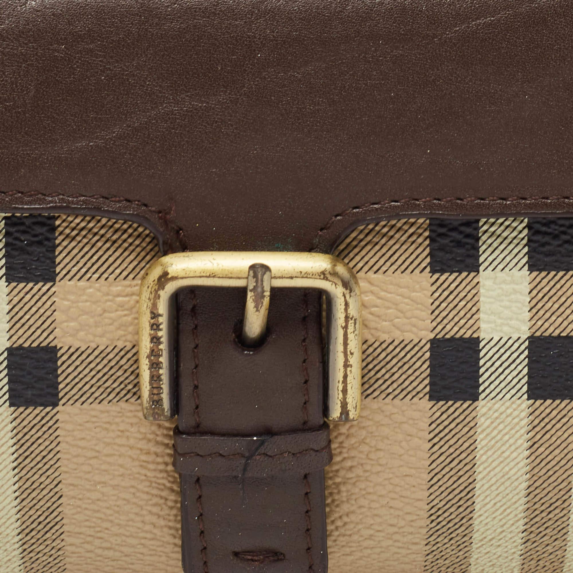 Portafoglio continentale Burberry marrone/beige Haymarket in PVC e pelle con fibbia in vendita 2