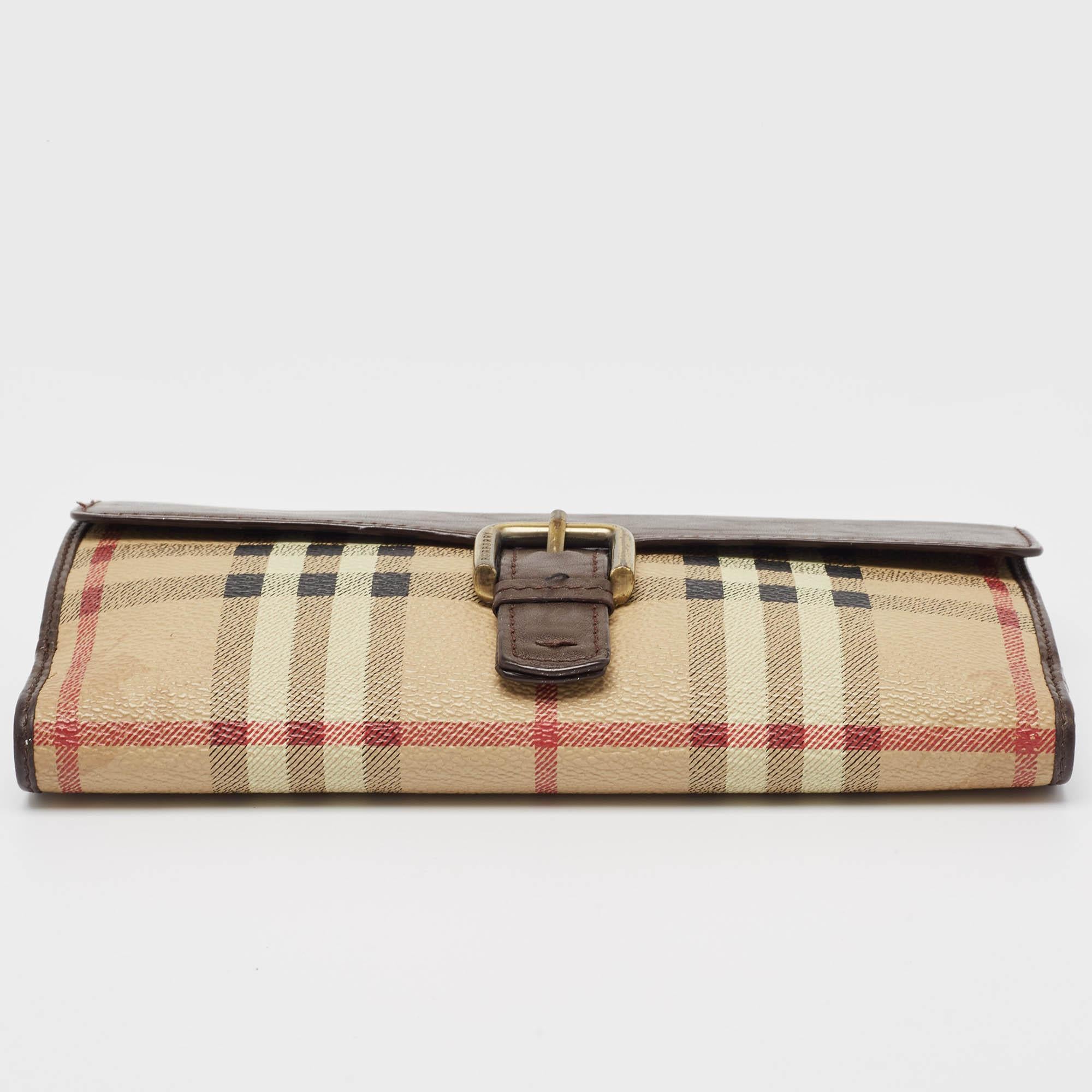 Portafoglio continentale Burberry marrone/beige Haymarket in PVC e pelle con fibbia in vendita 3
