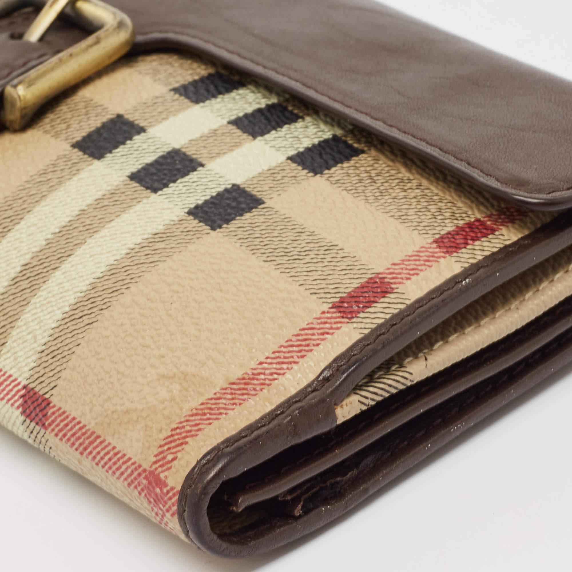 Portafoglio continentale Burberry marrone/beige Haymarket in PVC e pelle con fibbia in vendita 4
