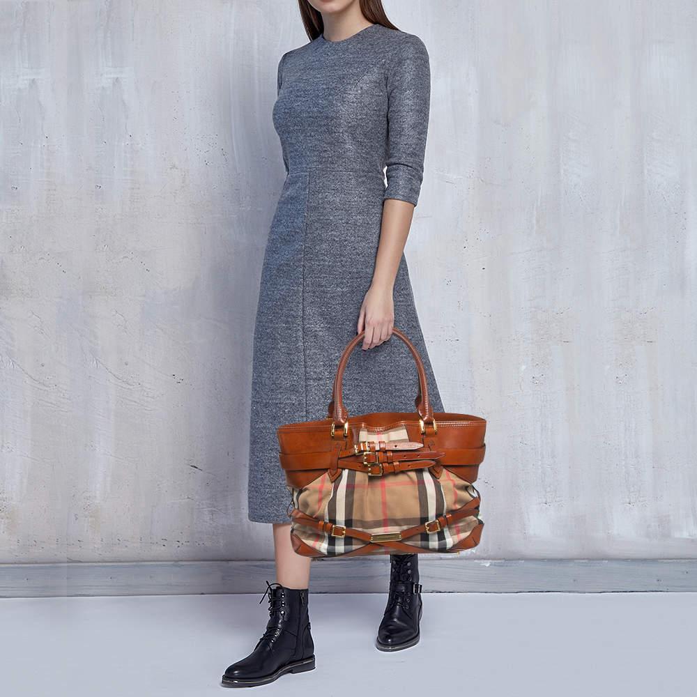Be it your daily commute to work, shopping sprees, and vacations, a tote bag will never fail you. This Burberry creation is made to last and assist you in your fashion-filled days.

Includes
Original Dustbag, Info Booklet