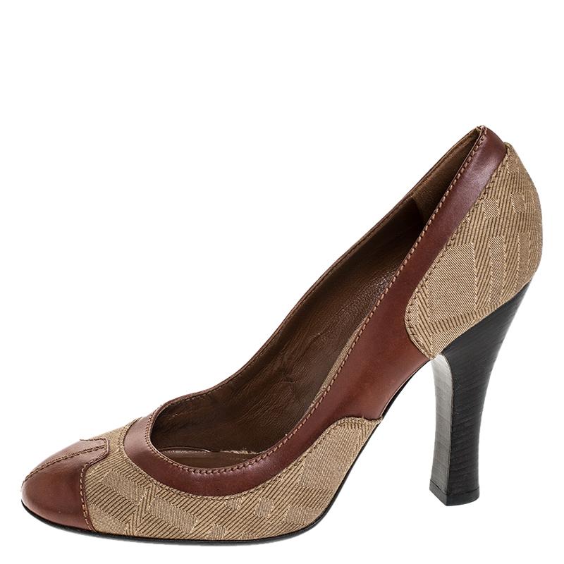 These stylish pumps from Burberry will make a great addition to your collection. Crafted from canvas and leather, they come in brown and beige hues. They have 11.5 cm wooden heels, round toes and leather cap toes. They have leather lining, leather