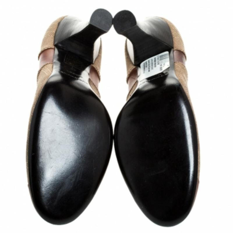 Escarpins à talons en bois en cuir et toile Brown/Beige Taille 40 Excellent état - En vente à Dubai, Al Qouz 2