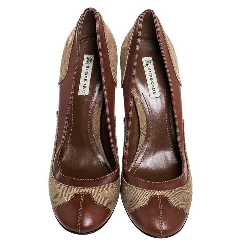 Burberry Brown/Beige Leather and Canvas Wooden Heel Pumps Size 40 In Excellent Condition For Sale In Dubai, Al Qouz 2