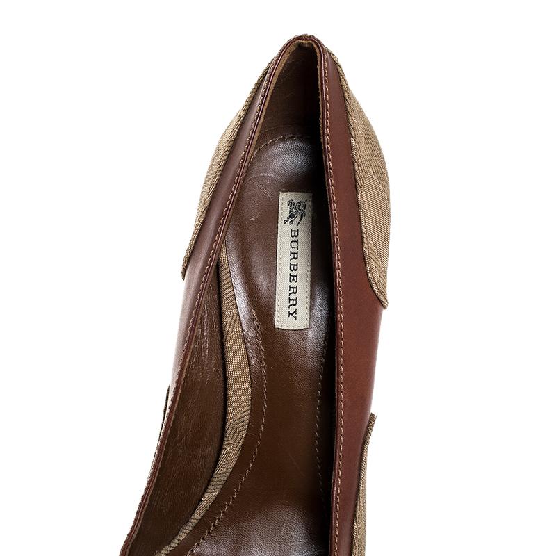 Burberry Brown/Beige Leather and Canvas Wooden Heel Pumps Size 40 For Sale 1