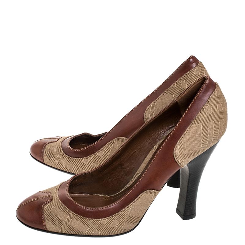 Burberry Brown/Beige Leather and Canvas Wooden Heel Pumps Size 40 For Sale 2