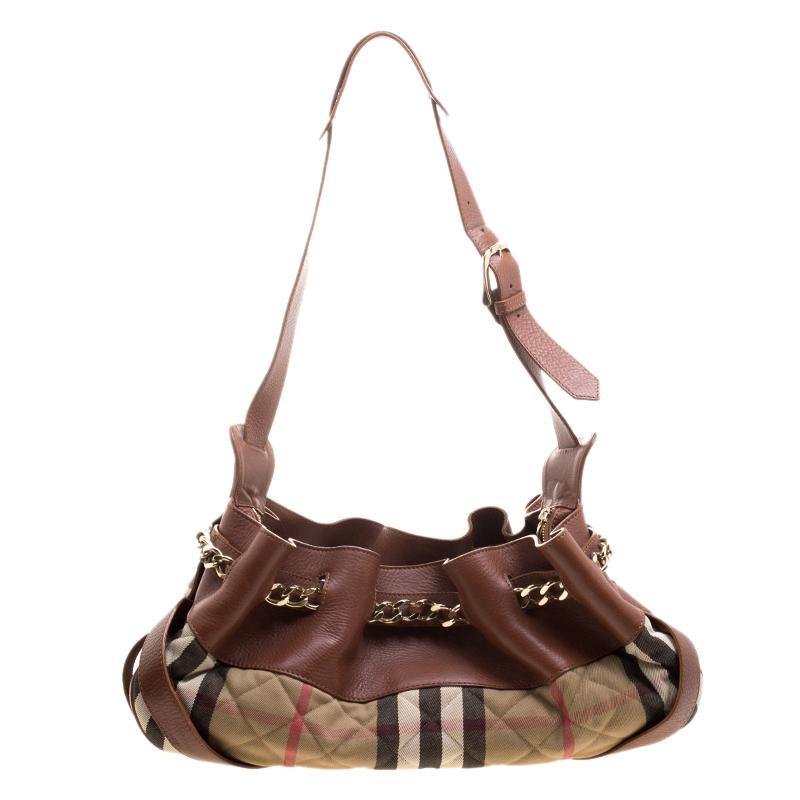 Bien hecho y cautivador, este bolso bandolera Margaret es de Burberry. Se ha confeccionado en piel y en su característica lona de cuadros House con un estampado acolchado. El bolso está equipado con un interior de tela de buen tamaño, un asa de