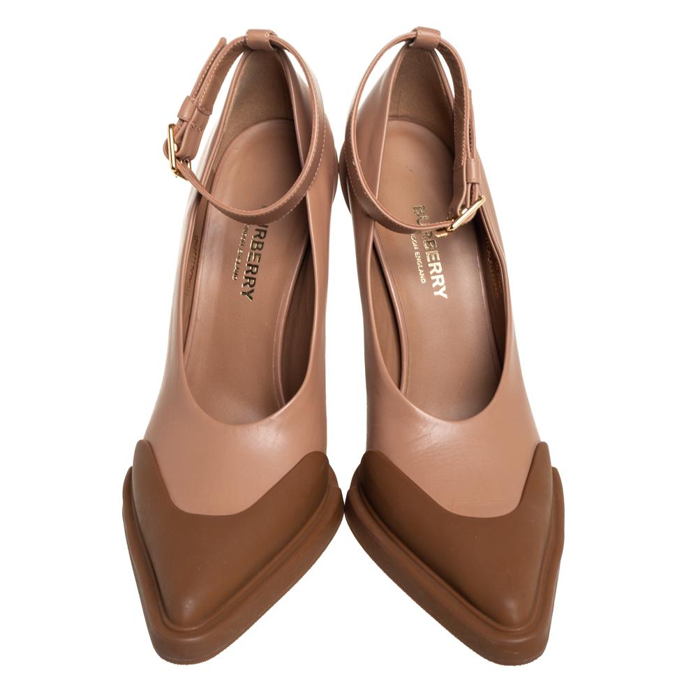 Creados con una estética de diseño contemporáneo, estos impresionantes zapatos de salón Burberry son sin duda una inversión que merece la pena. Están finamente confeccionados en piel marrón y beige y presentan una silueta de punta puntiaguda. Lucen