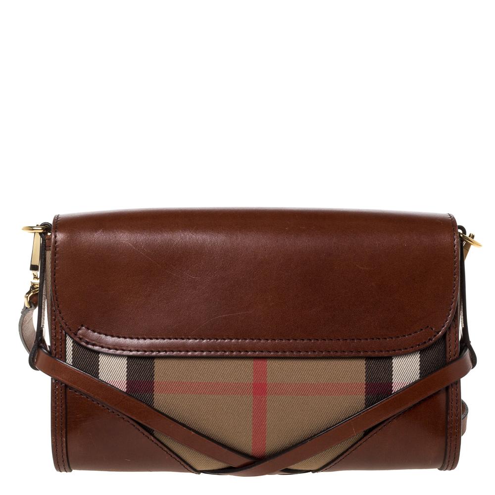 Enhance all your looks with this bag from Burberry. It has been crafted from leather and Nova check canvas, and it comes with a well-sized canvas interior. The exterior is made interesting with the brand label on the front flap, a shoulder strap,