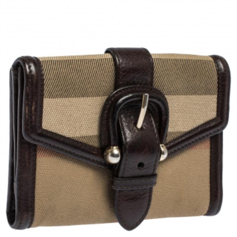 Burberry Brown/Beige Nova Check Canvas und Lederschnalle Kompaktes Portemonnaie im Zustand „Relativ gut“ im Angebot in Dubai, Al Qouz 2