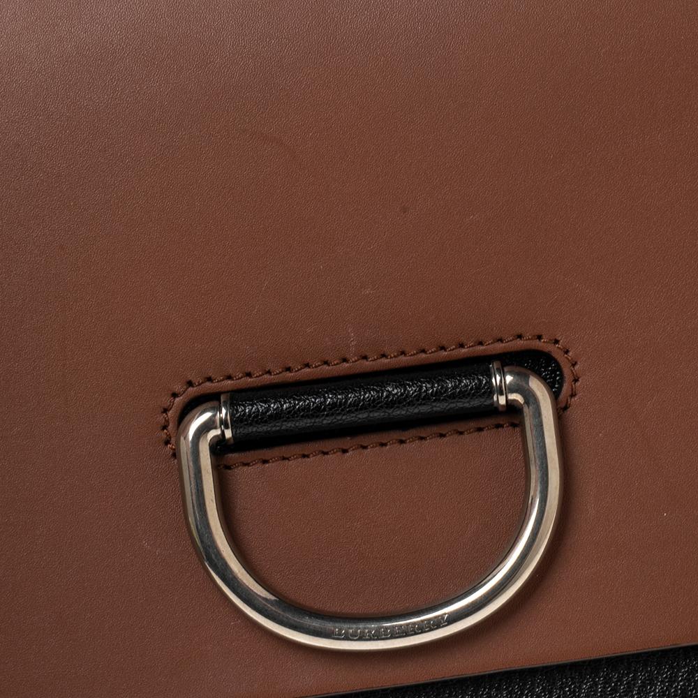 Burberry - Petit sac à bandoulière en cuir marron/noir à épaulettes D en vente 6