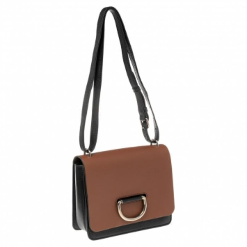 Réalisée de main de maître en cuir, cette création en noir-marron peut facilement contenir tous vos petits essentiels. Ce sac à bandoulière chic signé Burberry est doté d'une bandoulière réglable, d'un anneau en D et d'un intérieur en cuir fermé par