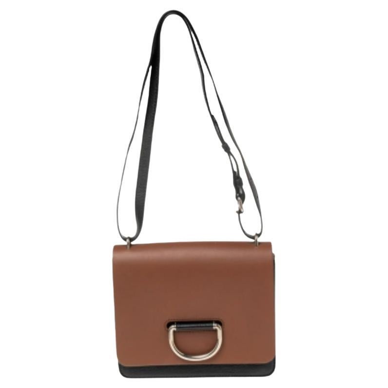 Burberry Borsa a tracolla piccola in pelle marrone/nera con anello a D.