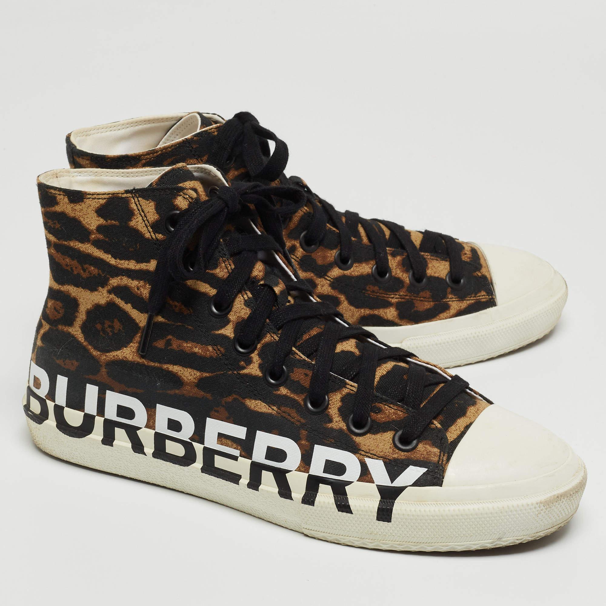 Add a statement appeal to your outfit with these sneakers. Made from premium materials, they feature lace-up vamps and relaxing footbeds. The rubber sole of this pair aims to provide you with everyday ease.

