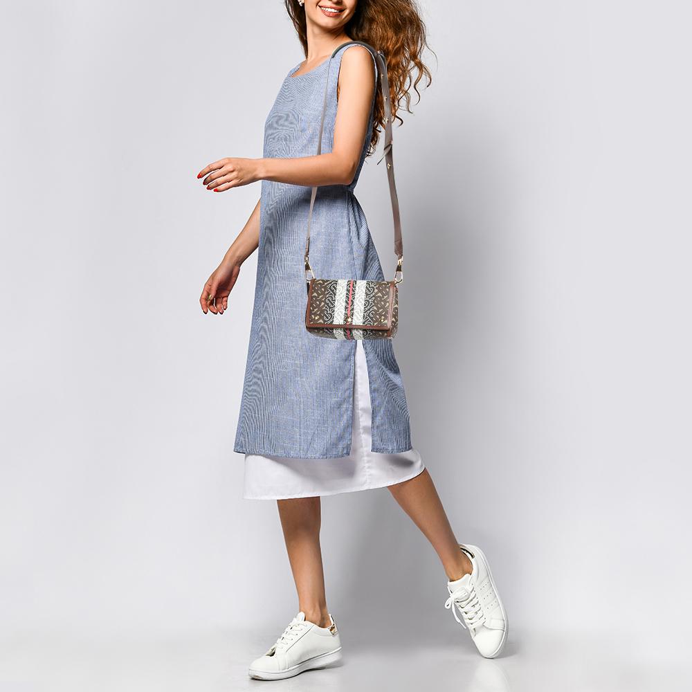Le monogramme TB de Burberry apporte une touche de modernité à toutes les créations. Ce sac Hackberry en est un bon exemple. Il est recouvert d'une toile enduite d'impression TB dans des teintes luxueuses, transformant la silhouette classique du
