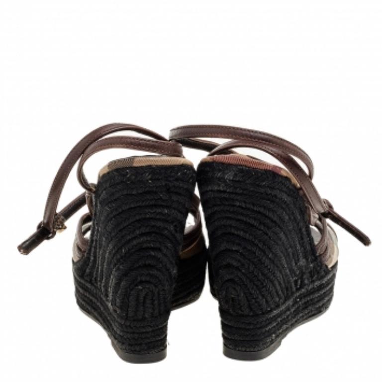 Sandales à semelles compensées en toile et cuir de Burberry Brown Taille 39 Bon état - En vente à Dubai, Al Qouz 2