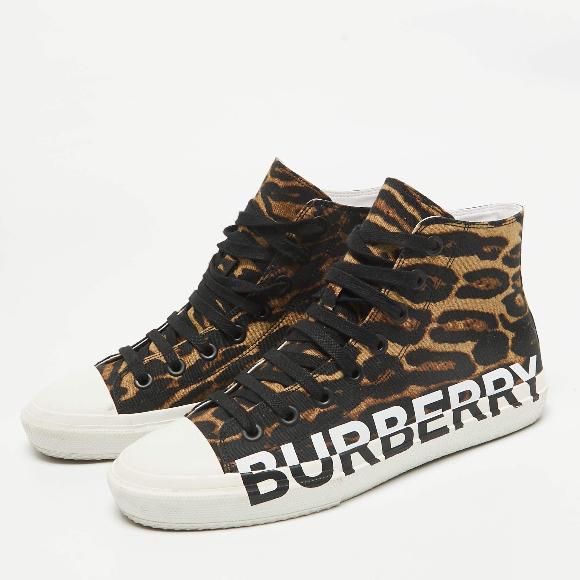 Ces chaussures montantes Burberry se distinguent par leur élégance et leur confort. La semelle en caoutchouc durable vous assure de glisser tout au long de votre journée avec facilité.  que vous fassiez des courses ou rencontriez des amis.