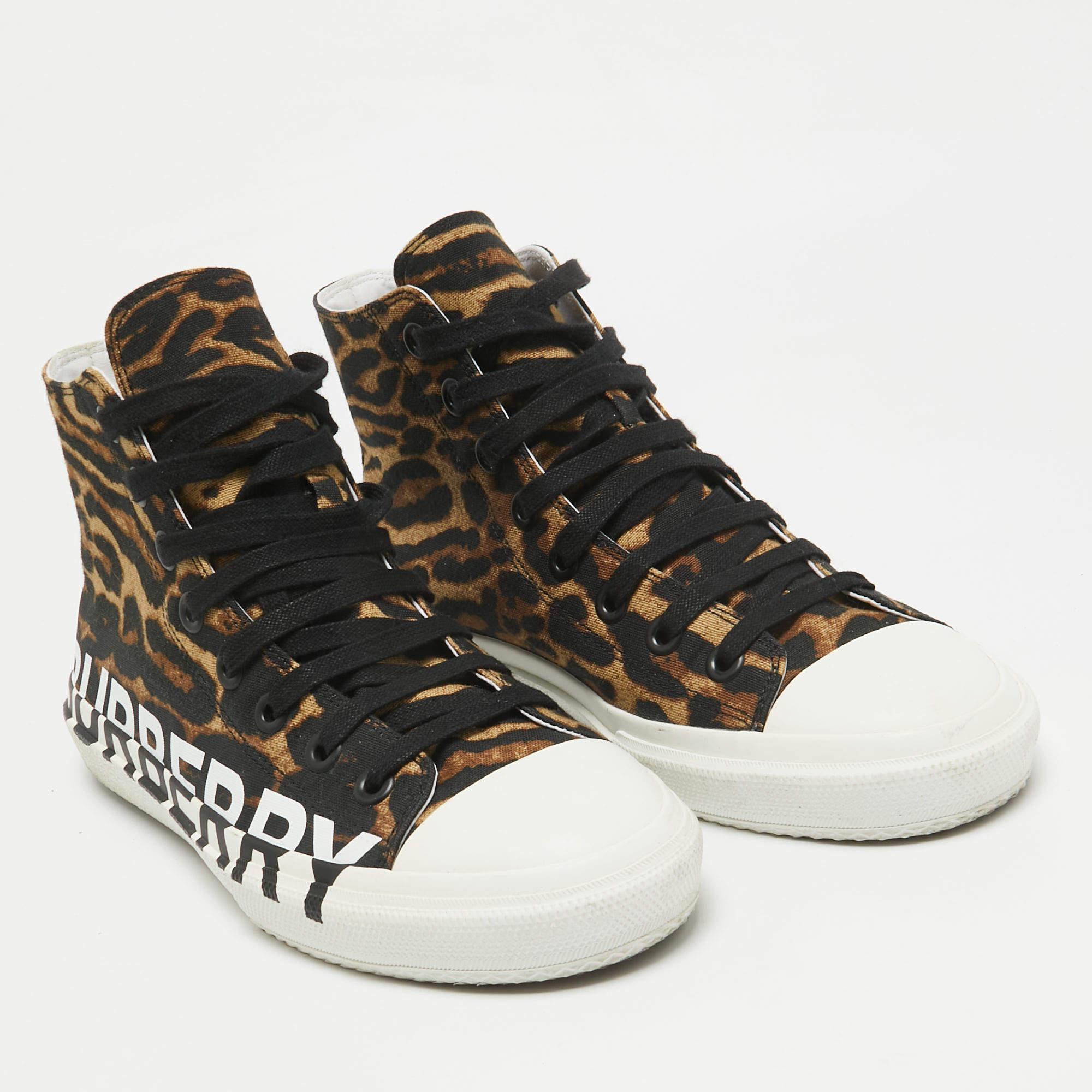 Burberry Brown Canvas High Top Sneakers Size 41 Bon état - En vente à Dubai, Al Qouz 2