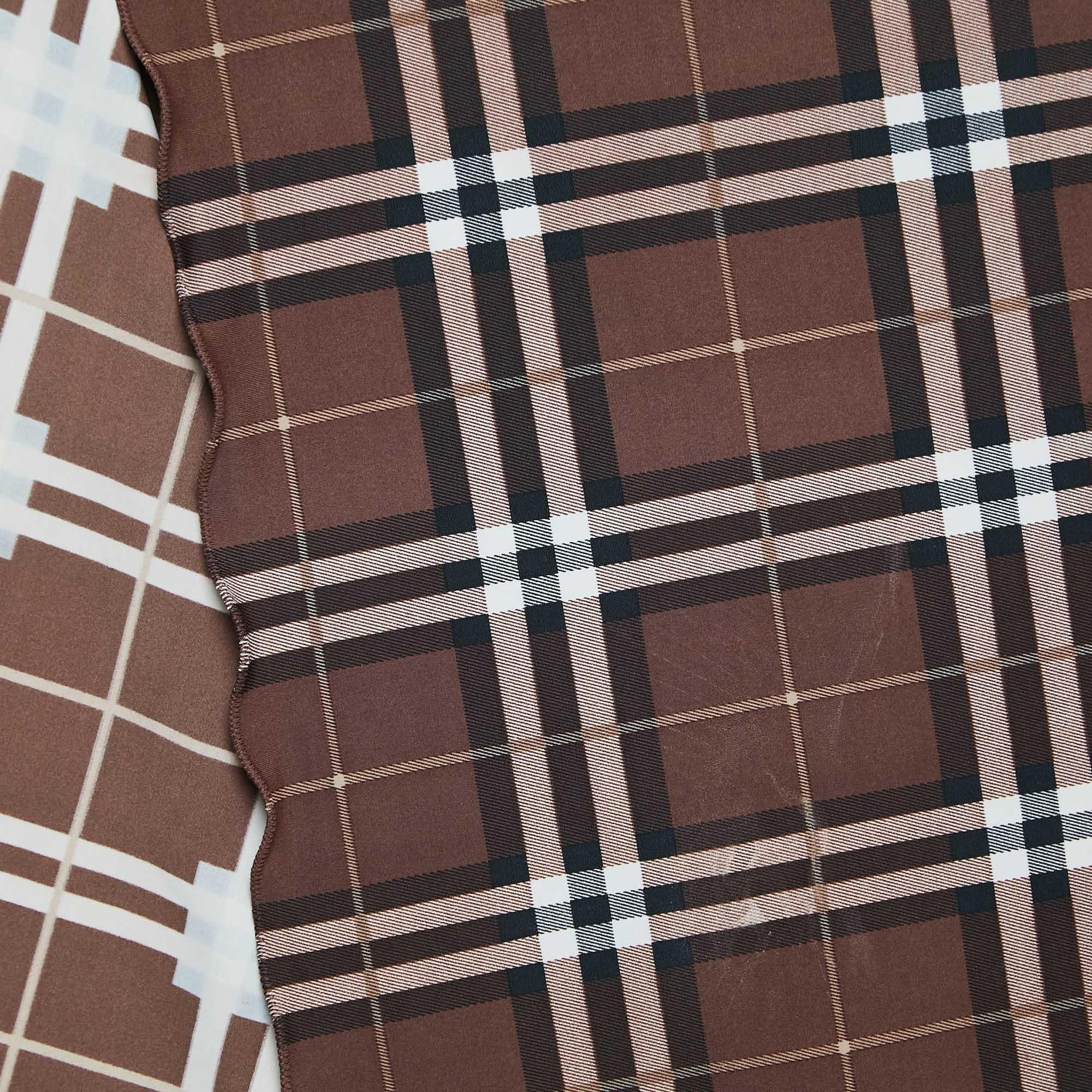 Burberry Braunes kariertes Jersey-Dreieckstuch im Zustand „Gut“ im Angebot in Dubai, Al Qouz 2