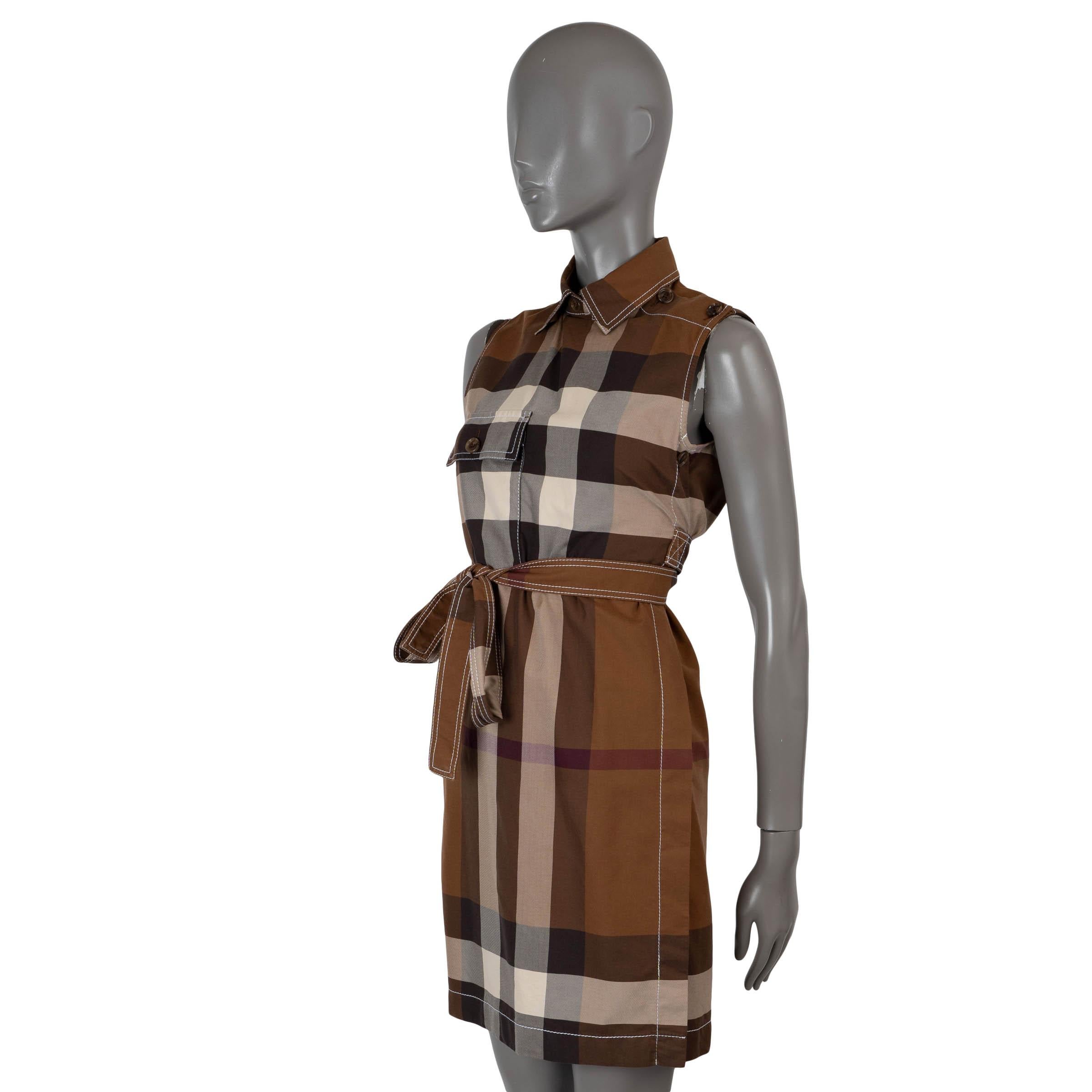 100% autentico abito camicia Burberry Karla in cotone Vintage Check marrone (100%). Presenta una silhouette mini senza maniche, colletto a punta e tasca sul petto con bottoni. Si apre con bottoni sul collo e si lega in vita con una cintura
