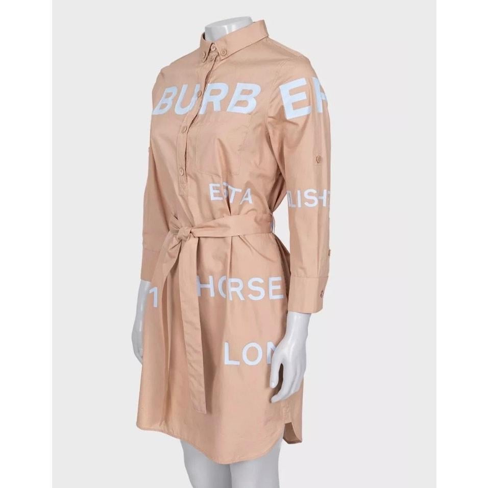 ¡Sal a la calle con estilo con este clásico vestido camisero de Burberry! Este vestido entallado y abotonado presenta un elegante bolsillo con solapa y está confeccionado en algodón 100% para ofrecer la máxima comodidad. 

Estado: Muy bueno -