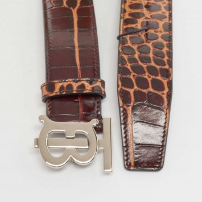 Burberry Cinturón de piel de cocodrilo marrón con hebilla TB 80CM en Bueno Estado en Dubai, Al Qouz 2