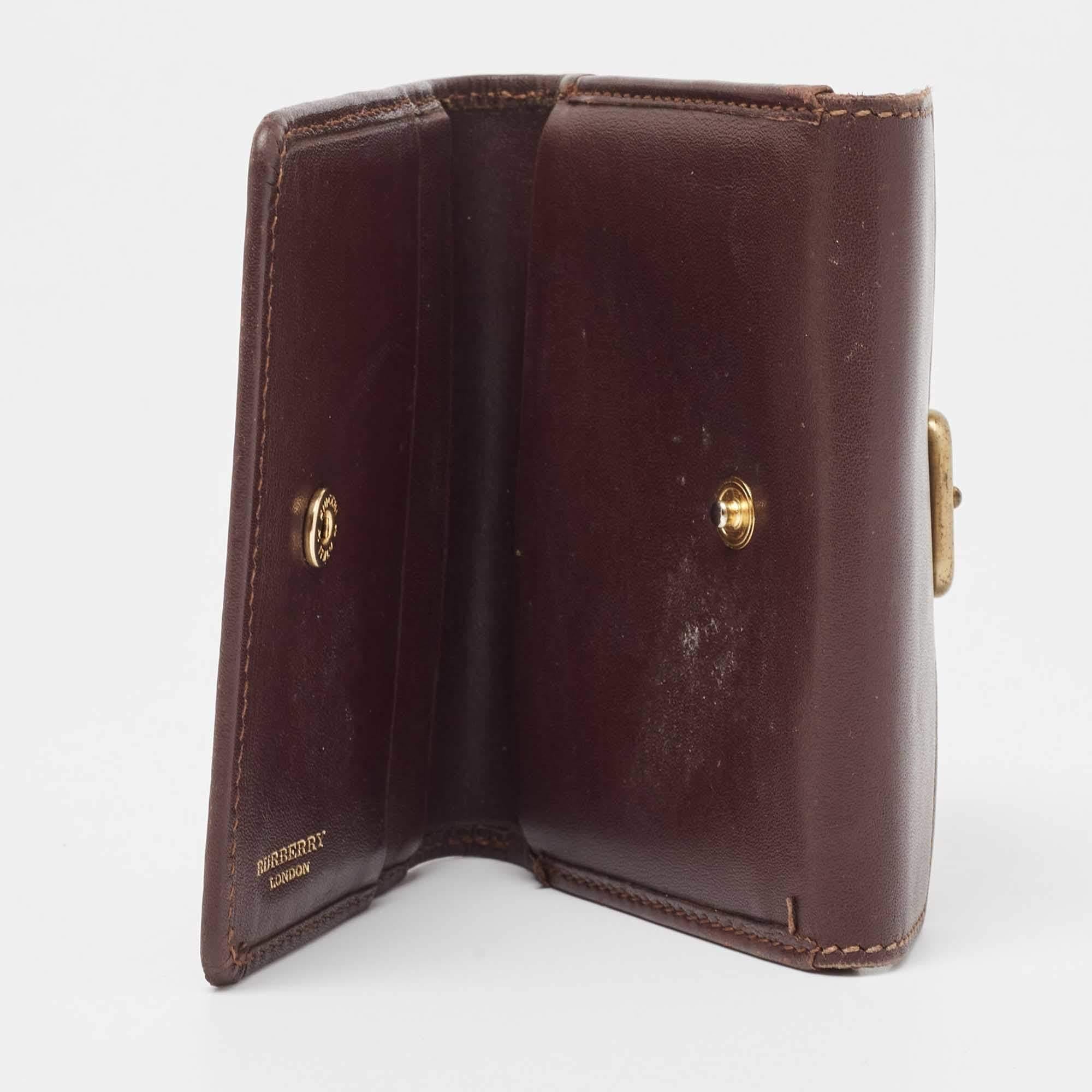 Questo portafoglio con patta di Burberry è un accessorio di lusso che si rivelerà super funzionale. L'esterno è realizzato con materiali resistenti e l'interno è ben organizzato.