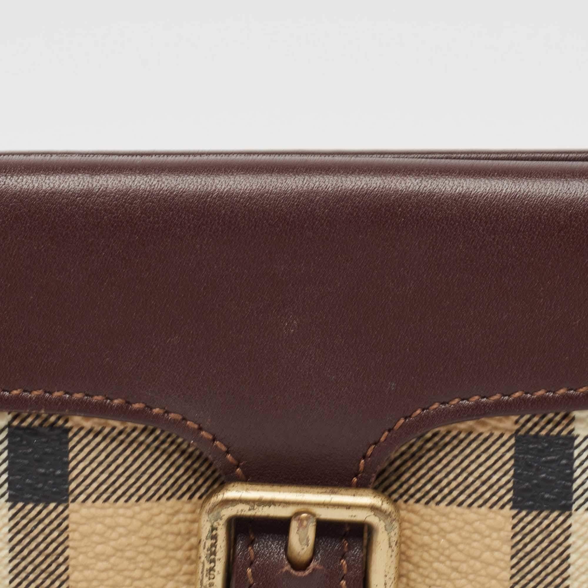 Burberry Portafoglio compatto con fibbia in pelle Haymarket Check Coates Marrone in vendita 2