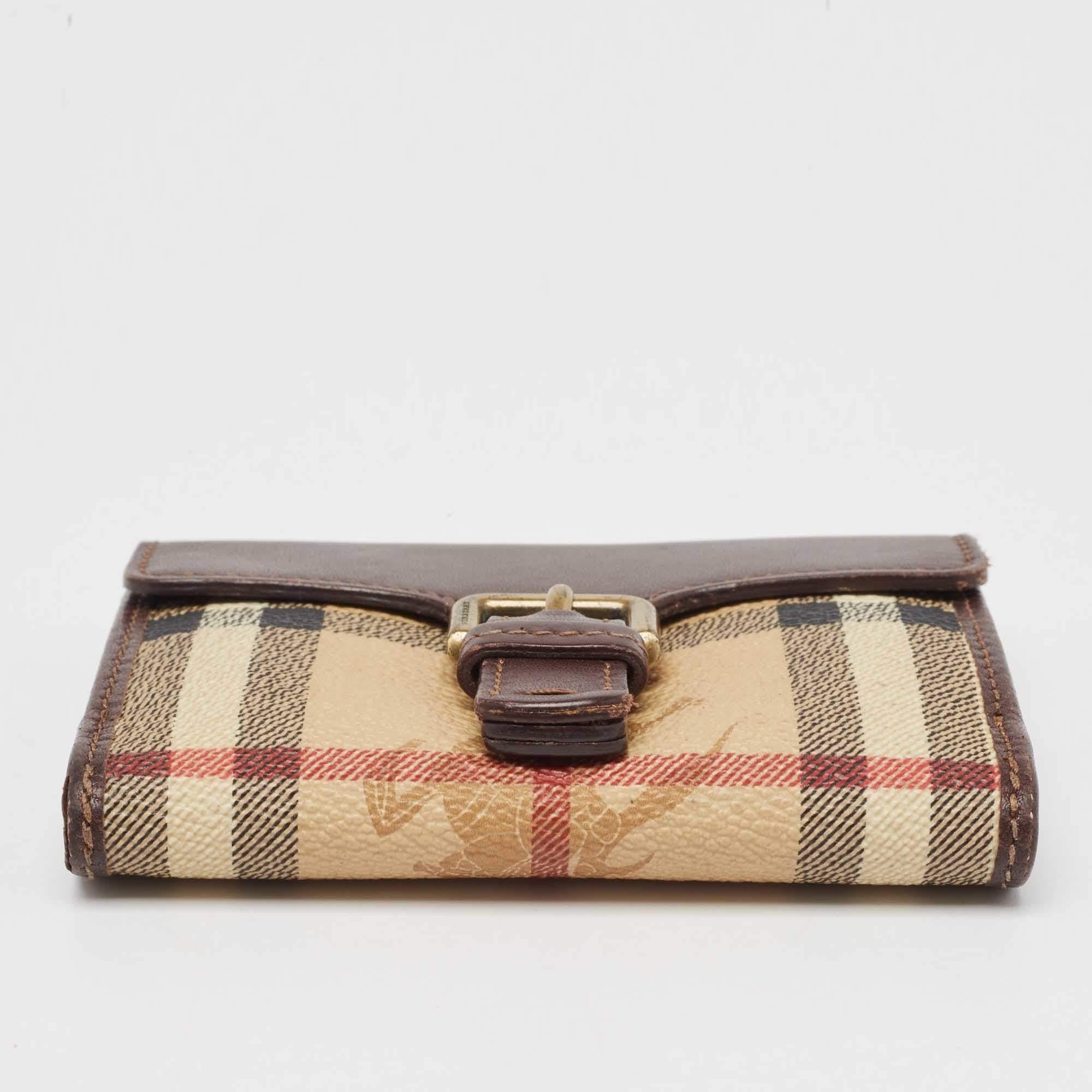 Burberry Portafoglio compatto con fibbia in pelle Haymarket Check Coates Marrone in vendita 3