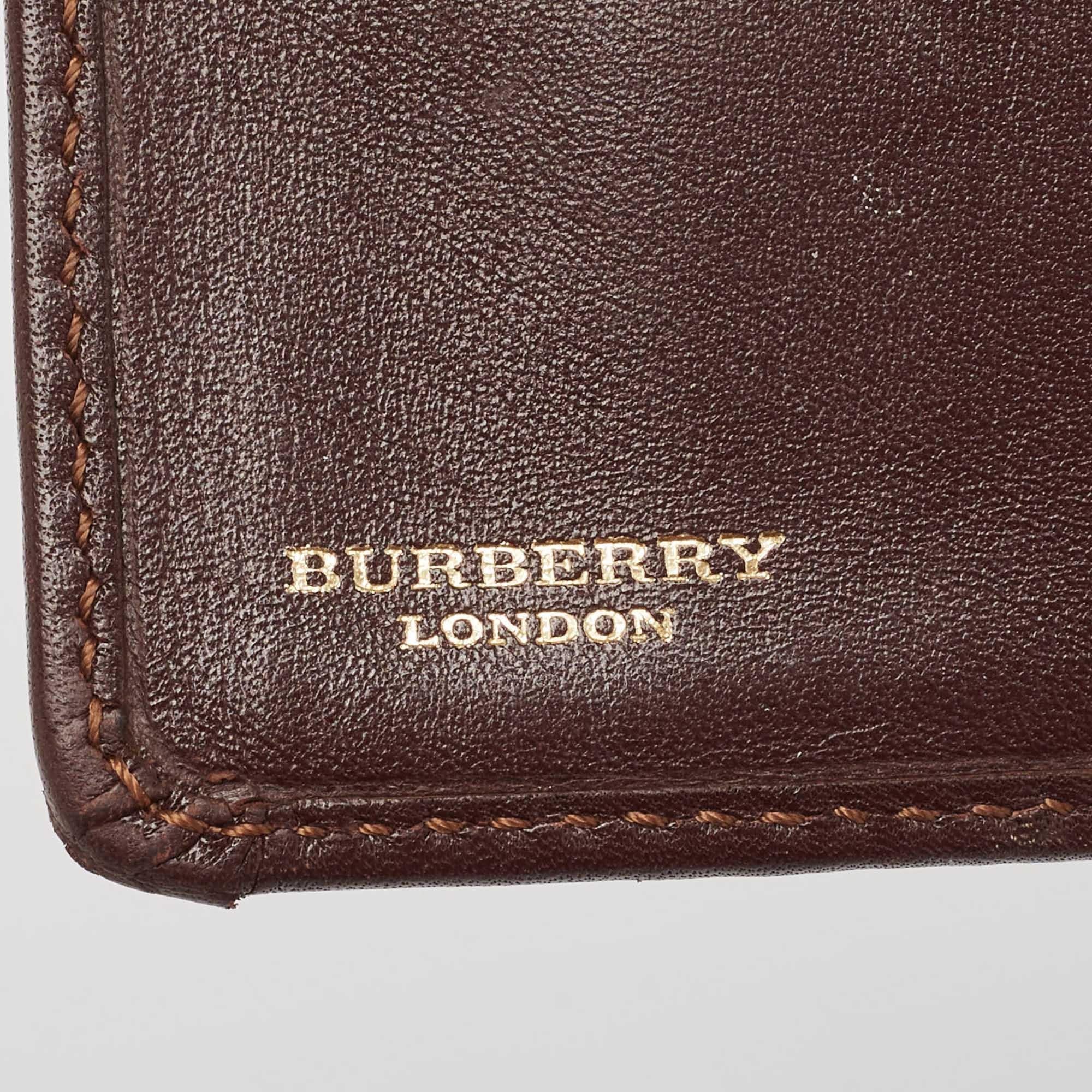 Burberry Portafoglio compatto con fibbia in pelle Haymarket Check Coates Marrone in vendita 4