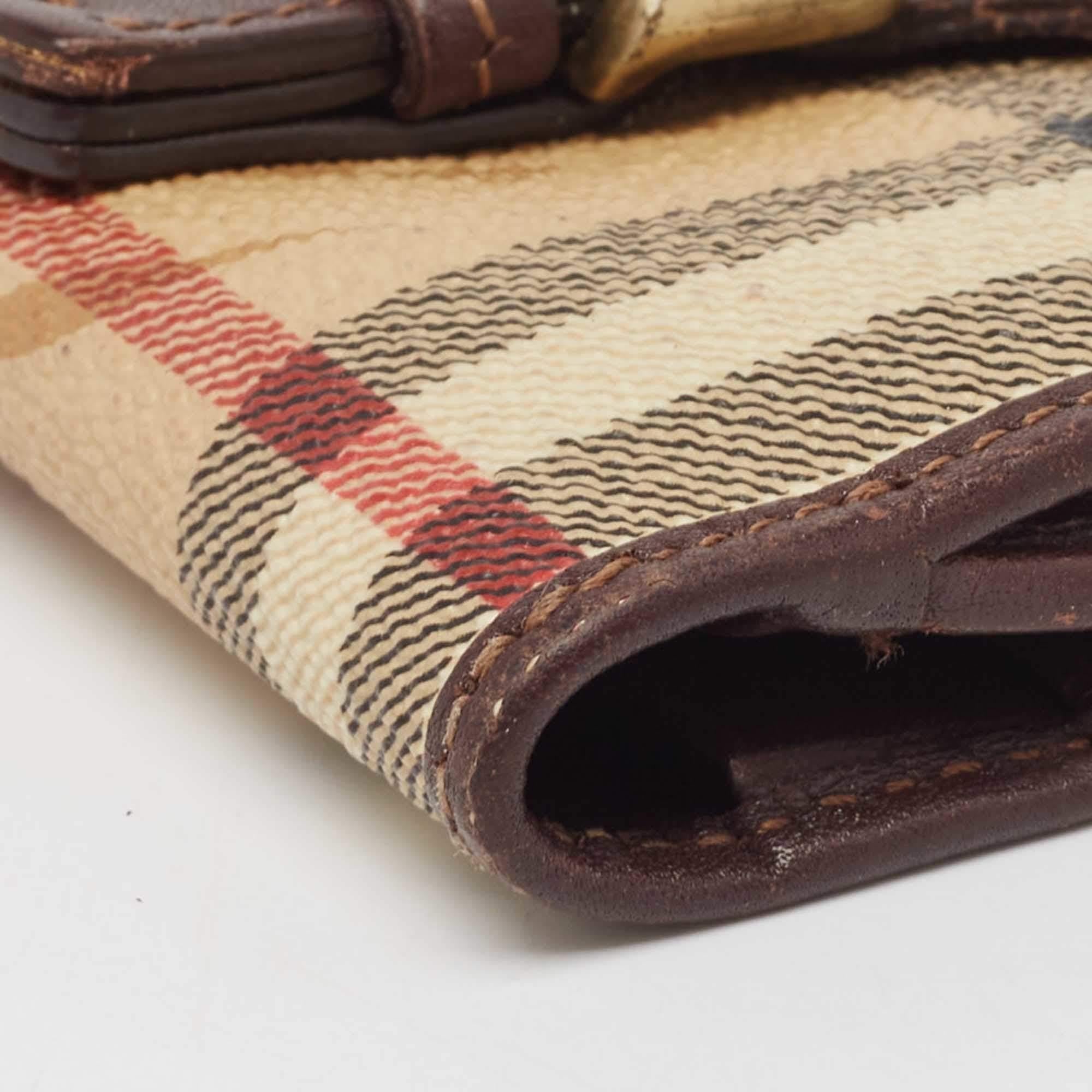 Burberry Portafoglio compatto con fibbia in pelle Haymarket Check Coates Marrone in vendita 5