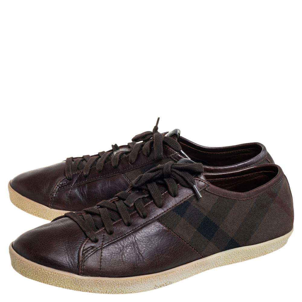 Burberry Brown House Check Canvas And Leather Lace Up Low Top Sneakers Size 43 In Good Condition For Sale In Dubai, Al Qouz 2