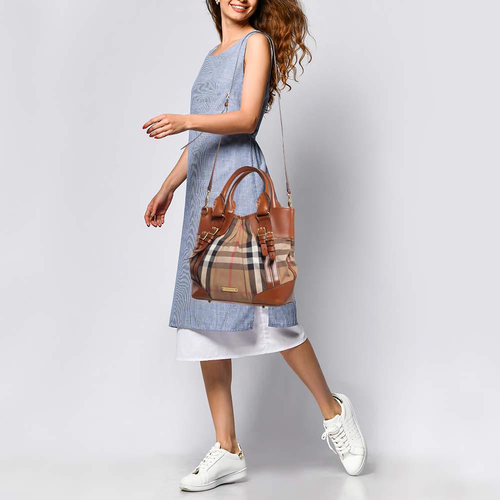 This alluring tote bag for women has been designed to assist you on any day. Convenient to carry and fashionably designed the tote is cut with skill and sewn into a great shape. It is well equipped to be a reliable accessory.
