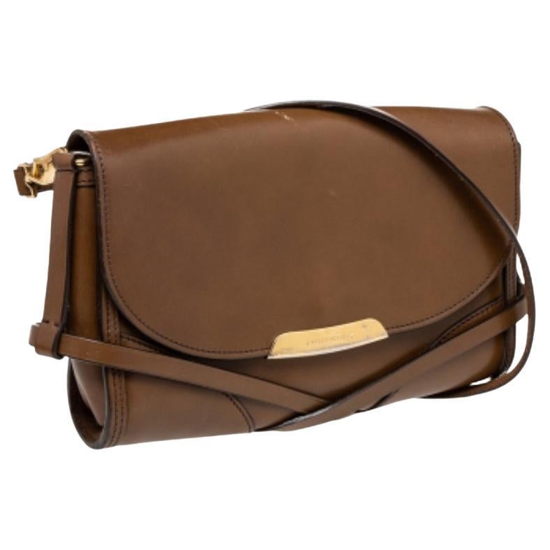 Mettez en valeur tous vos looks avec ce sac de Burberry. Il a été fabriqué en cuir et est doté d'un intérieur en toile de bonne taille. L'extérieur est rendu intéressant par le Label de la marque sur le rabat avant, une bandoulière et des