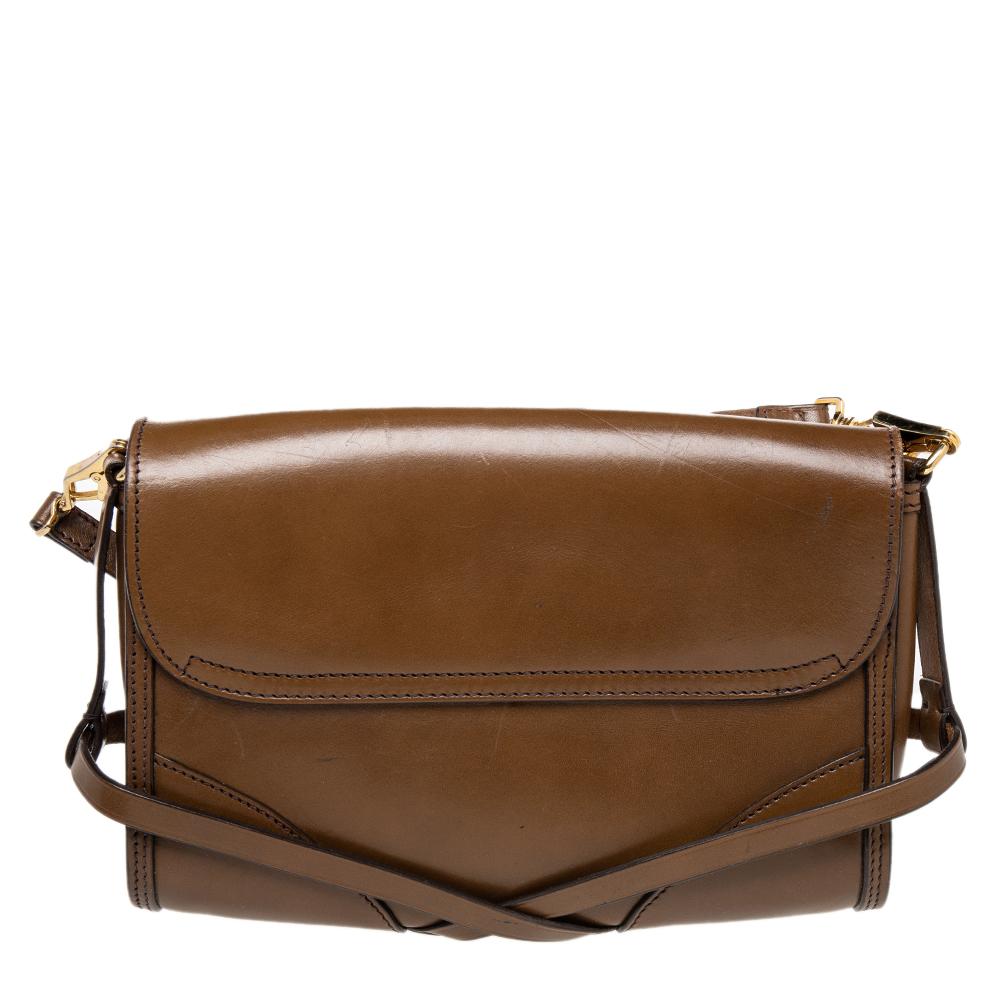 Enhance all your looks with this bag from Burberry. It has been crafted from leather and it comes with a well-sized canvas interior. The exterior is made interesting with the brand label on the front flap, a shoulder strap, and gold-tone hardware.

