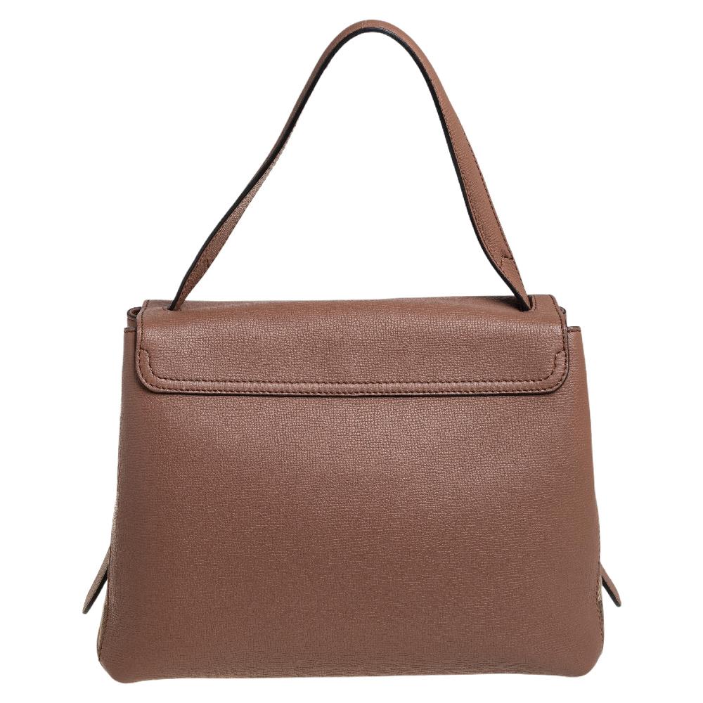 Diese Camberley Tasche mit oberem Griff von Burberry hat einen strukturierten Körper aus braunem Leder und erhält ein charakteristisches Finish mit Stoffeinsätzen im Hauskaro an den Seiten. Diese schicke und praktische Tasche hat einen flachen Griff
